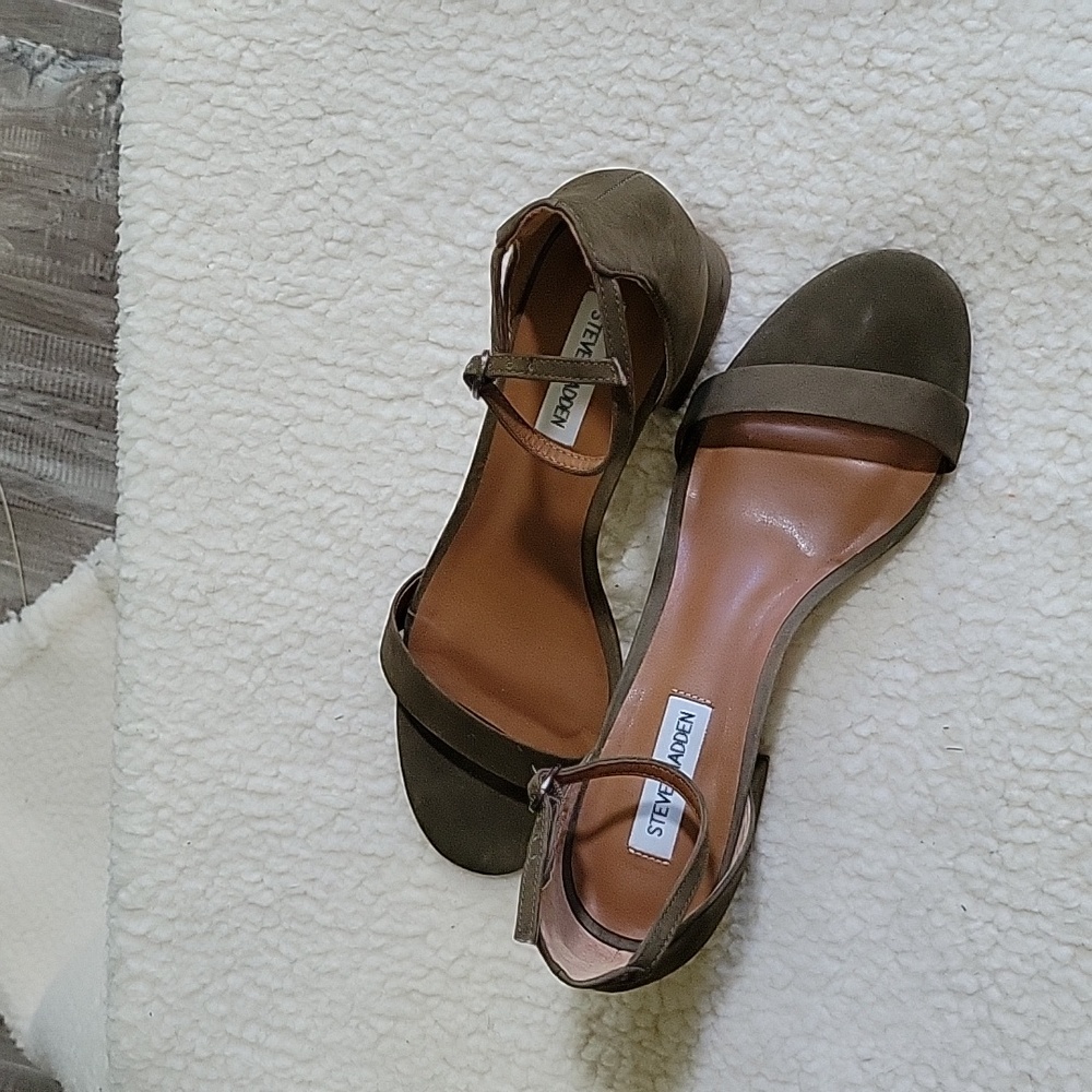 Steve Madden olive green faux suede sandal